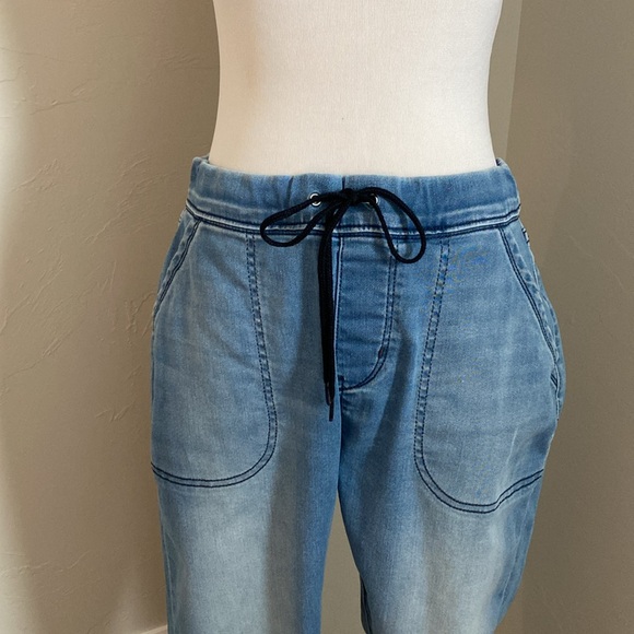 Levi’s signature denim joggers. Size 8 - Picture 2 of 9